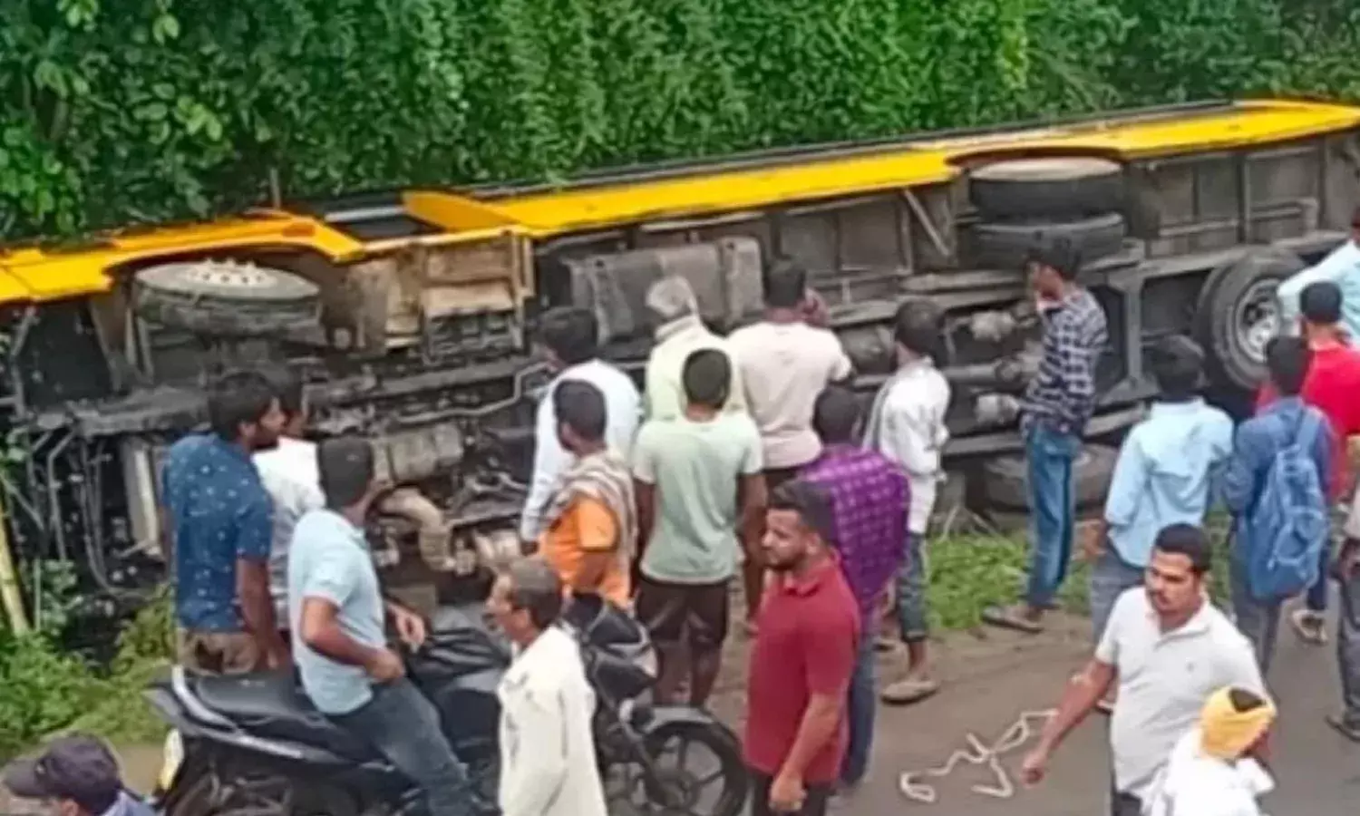 school bus, accident, kesamudram, mahabubabad District