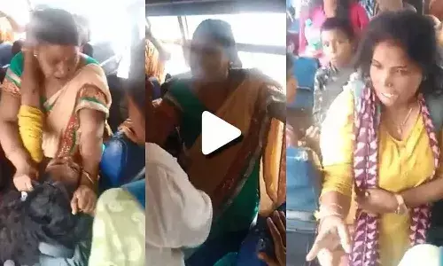 కర్ణాటక ఆర్టీసీ బస్సులో మహిళల ఫైట్.. వీడియో వైరల్