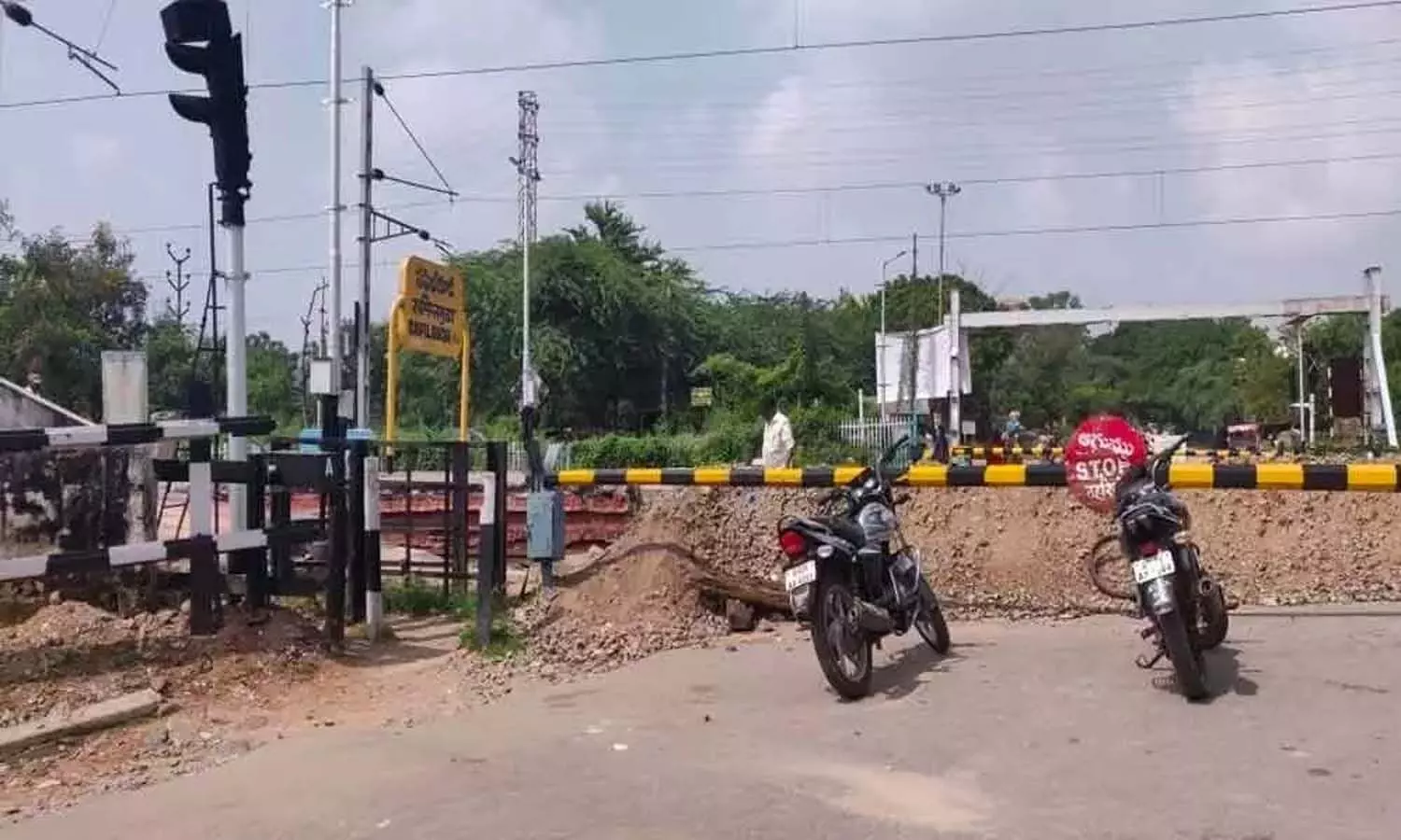ఆ రైల్వే గేటు మూసివేత.. 6000 కుటుంబాలకు ఇబ్బందులు ఆ రైల్వే గేటు మూసివేత.. 6000 కుటుంబాలకు ఇబ్బందులు