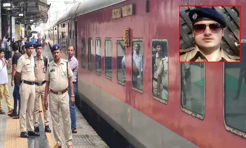 Gun Fire,  Jaipur-Mumbai Train, 4 Dead,
