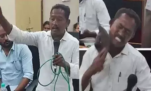TDP Councillor, chappal, Slap himself, narsipatnam,