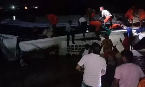 Jharkhand, Giridih, bus falls into river