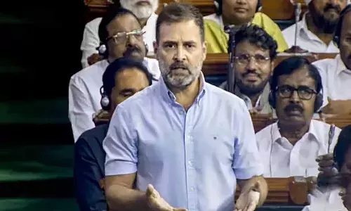 పార్లమెంట్ లో ఫ్లైయింగ్ కిస్ రగడ