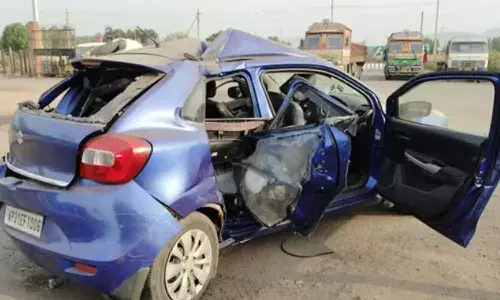 Vizag, Goods Train, Car, Four Injured,