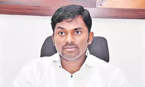 ఓటరు జాబితాలో పేరు లేని వారు ఓటరుగా నమోదు చేసుకోండి : రోనాల్డ్ రోస్