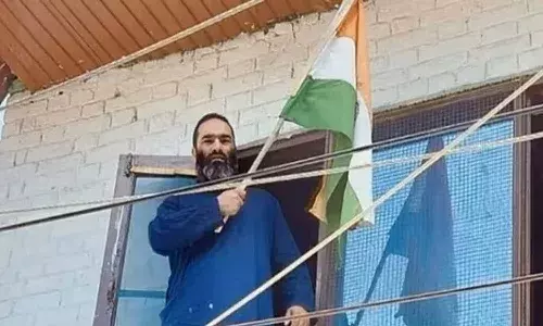 ఉగ్రవాదుల బంధువుల చేతుల్లో తిరంగా