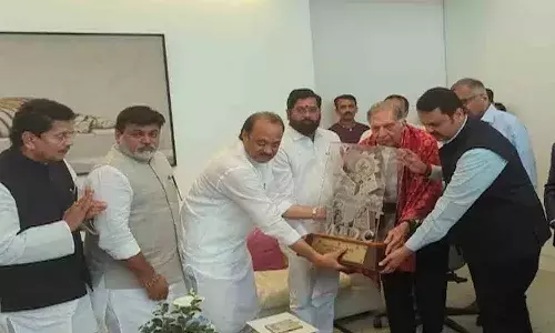 రతన్ టాటాను ఉద్యోగ రత్న అవార్డుతో సత్కరించిన మహారాష్ట్ర ప్రభుత్వం