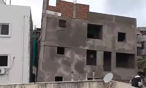 Hyderabad, building tilts,  bahadurpura, GHMC,