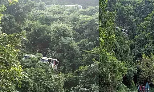 అల్లూరి జిల్లాలో ప్రమాదం.. లోయలో పడిన ఆర్టీసీ బస్సు