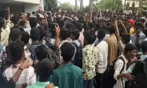 ఆంజనేయులు ఎక్కడ? కాలేజీ యాజమాన్యం పట్టించుకోదా!