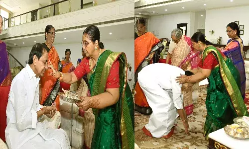 రాఖీ వేడుక‌లు.. పాదాభివందనం చేసిన సీఎం కేసీఆర్