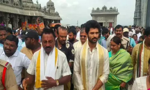 Kushi, Movie Team,  Yadadri Temple, Vijay Devarakonda,