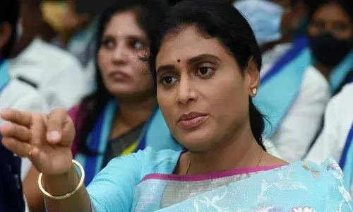 రవీందర్ చావుకు ముమ్మాటికీ కేసీఆర్ ప్రభుత్వమే కారణం : షర్మిల