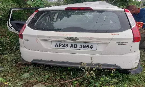 Road Accident, Chevella, Two Students, Dead,