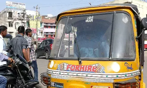 Woman, gold bag, Auto, Hyderabad, police,