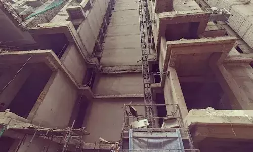 నిర్మాణంలో ఉన్న భవనంలో లిఫ్ట్‌ కూలి నలుగురు మృతి