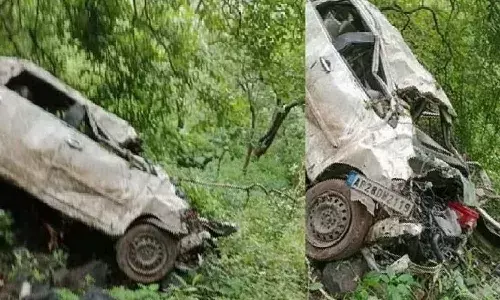 మహారాష్ట్రలో లోయలో పడ్డ కారు.. నలుగురు తెలంగాణ వాసులు మృతి