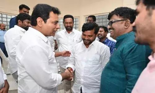 ష‌ర్మిల‌కు షాక్‌.. కేటీఆర్‌తో ఏపూరి సోమన్న భేటీ