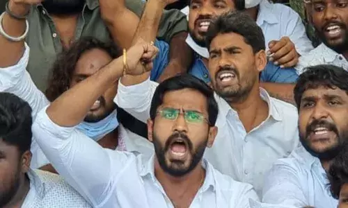 తక్షణమే టీఎస్పీఎస్సీని రద్దు చేయాలి.. అభ్యర్థులకు లక్ష రూపాయలు నష్టపరిహారం ఇవ్వాలి