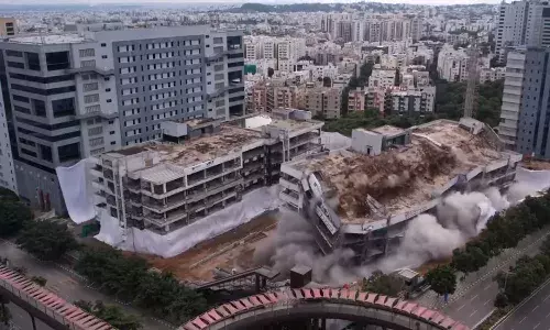 మాదాపూర్.. క్షణాల్లో నేలమట్టమైన రెండు భారీ భవనాలు(వీడియో)