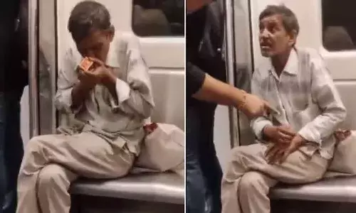 మెట్రో లోపల బీడీ అంటించాడు