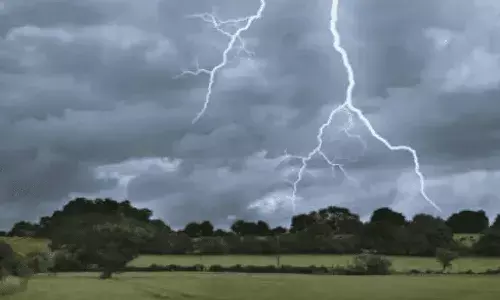 Khammam, lightning strike, eight people, injured ,