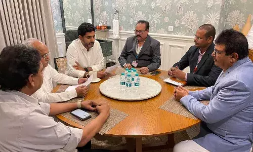 లోకేష్కు నోటీసులు ఇచ్చిన సీఐడీ అధికారులు