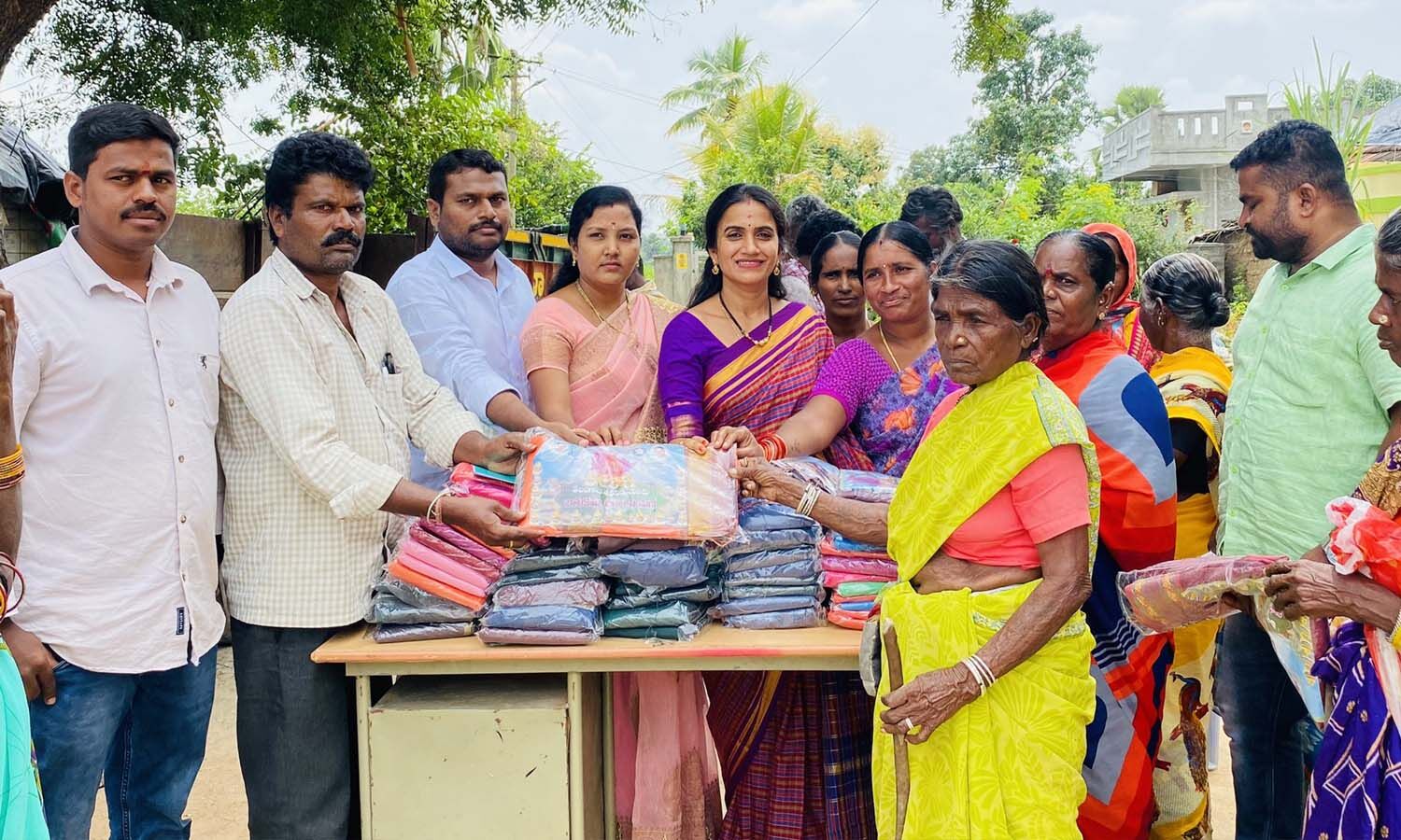 Telangana, India : Woman Fires Govt For Giving Poor Quality Of Bathukamma  Sarees In V6 Teenmaar | Public App