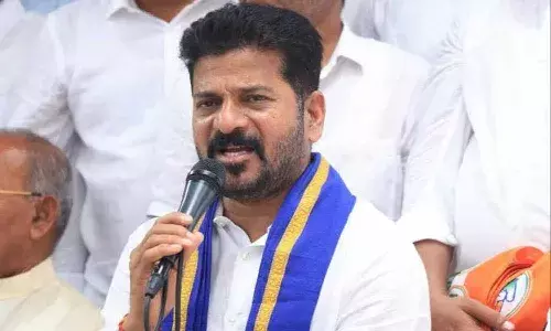 మధ్యాహ్న భోజన పథకం అభాసు పాలవుతుంటే.. సీఎం బ్రేక్ ఫాస్ట్ అంటూ హడావుడి చేస్తున్నారు