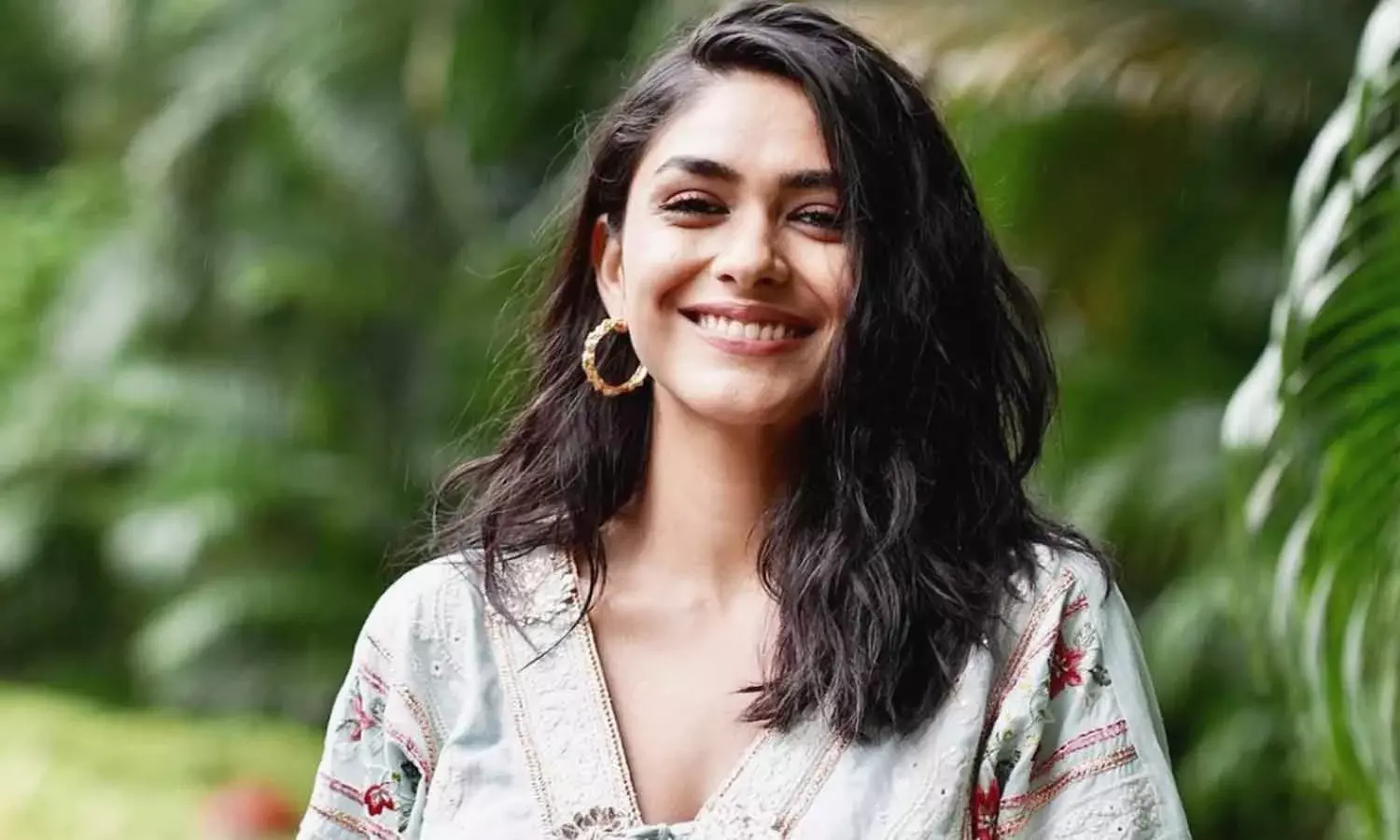 రిలేషన్ షిప్ స్టేటస్ బయట పెట్టిన మృణాల్