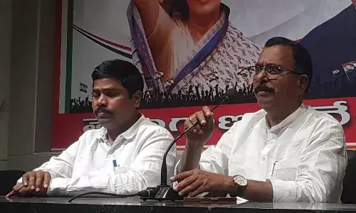 కాంగ్రెస్ గ్యారంటీలను బట్టి కొట్టారు.. బీఆర్ఎస్ మేనిఫెస్టోపై సీనియర్ నేత రియాక్షన్