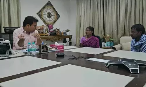 ప్రవళిక కుటుంబ సభ్యులను కలిసిన మంత్రి కేటీఆర్‌