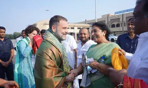 హైదరాబాద్ కు చేరుకున్న రాహుల్, ప్రియాంక