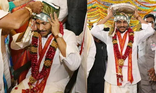 దుర్గమ్మకు పట్టువస్త్రాలు సమర్పించిన సీఎం జగన్