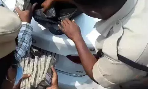 Thieves, stole Rs. 18 lakhs,  fake police checks,