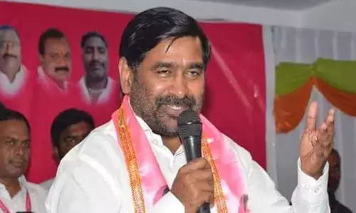 కరెంట్ ఉందో లేదో వైర్లు పట్టుకుందామా..? ముందు మీరు.. త‌ర్వాత నేను..!
