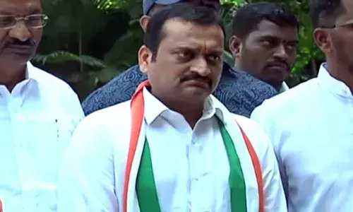 గాంధీ భవన్లో బండ్ల గణేష్.. మిత్రుడు నామినేషన్ వేస్తే ఊరు దాటడానికి గంట పట్టింది..!