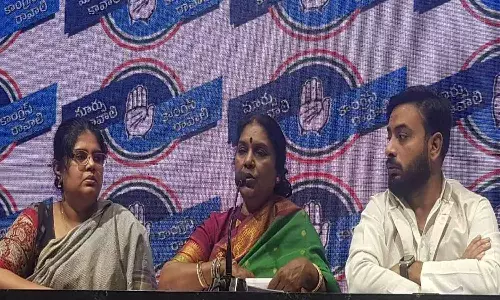 కేసీఆర్కి ఆ అవార్డు ఇవ్వాలి : పుష్పలీల