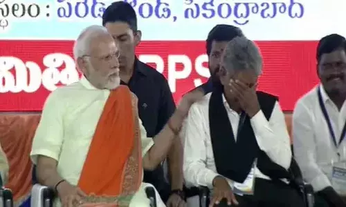 ప్రధాని మోదీని పట్టుకుని ఏడ్చేసిన మందాకృష్ణ మాదిగ