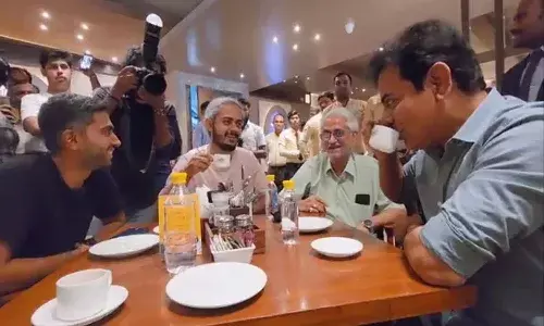 నీలోఫర్ కేఫ్‌లో మంత్రి కేటీఆర్ సంద‌డి