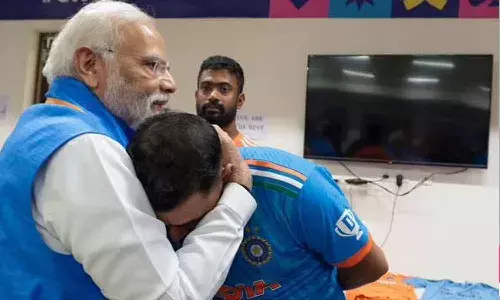 డ్రెస్సింగ్ రూమ్లో షమీని ఓదార్చిన ప్రధాని మోదీ