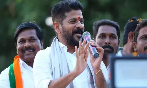 పంచె కట్టిన ప్రతీవాడు వైఎస్ రాజశేఖర్ రెడ్డి కాదు : రేవంత్