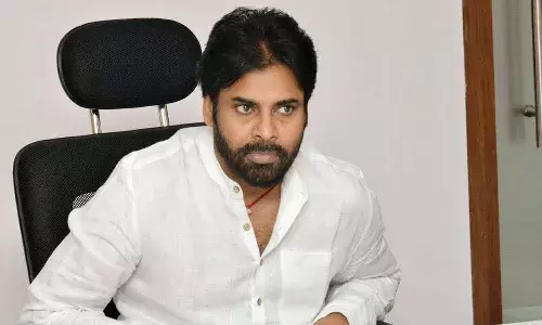 బేగంపేట విమానాశ్రయంలో ఆగిపోయిన పవన్ కళ్యాణ్ విమానం