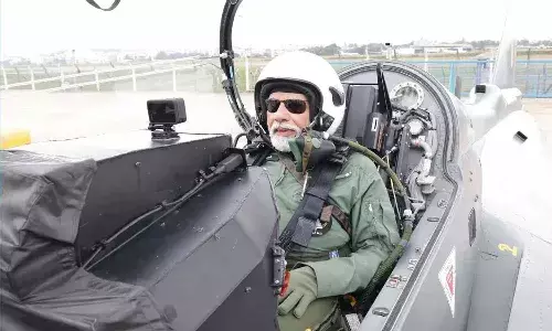 తేజస్ యద్ధ విమానంలో విహరించిన నరేంద్ర మోదీ