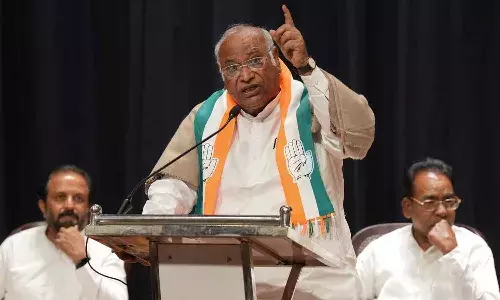 రాష్ట్రంలో కేసీఆర్ ఒక్కొక్కరిపై లక్షా నలభై వేల అప్పు మోపారు : మల్లికార్జున ఖర్గే