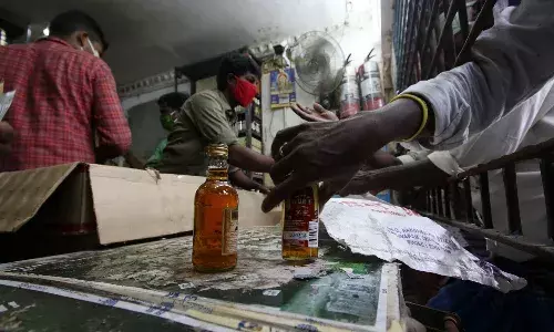 Rs, 4 lakh fine,   liquor,  low price, Excise Department,