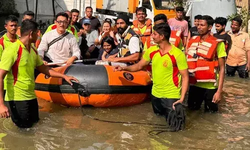 హీరోలను కాపాడిన రెస్క్యూ టీమ్