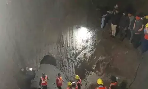 బోరుబావిలో పడిన చిన్నారి.. ఆస్పత్రికి తరలించినా దక్కని ప్రాణం