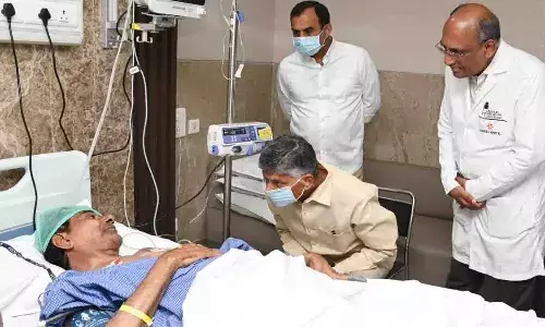 కేసీఆర్ ను పరామర్శించిన చంద్రబాబు నాయుడు