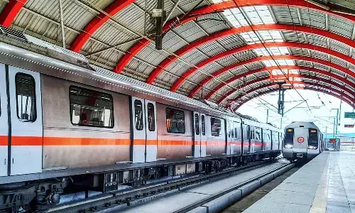 saree stuck, train, metro rail, Delhi